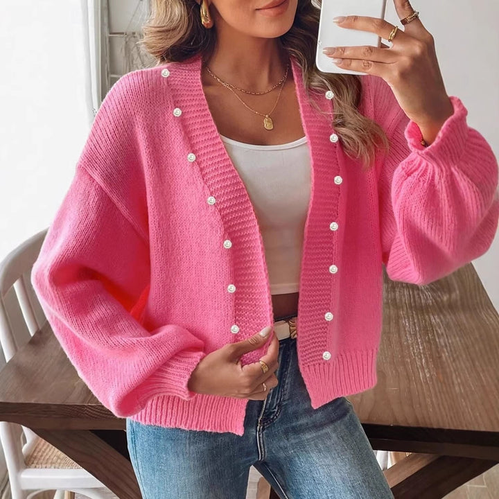 Damen-Strickcardigan mit dekorativen Perlenknöpfen im Detail