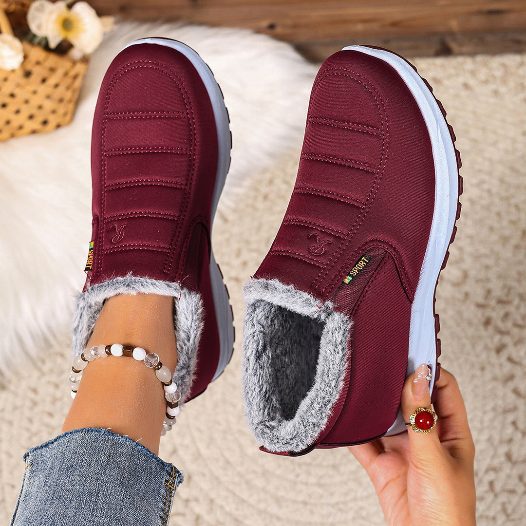 Profilansicht eines gefütterten Damen-Sneakers für den Winter