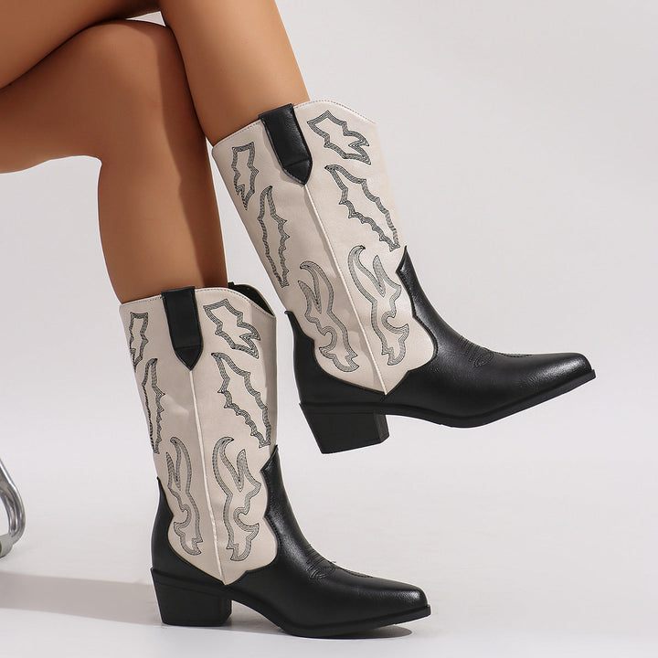 Seitenansicht der Damenstiefel mit auffälligem Stickmuster