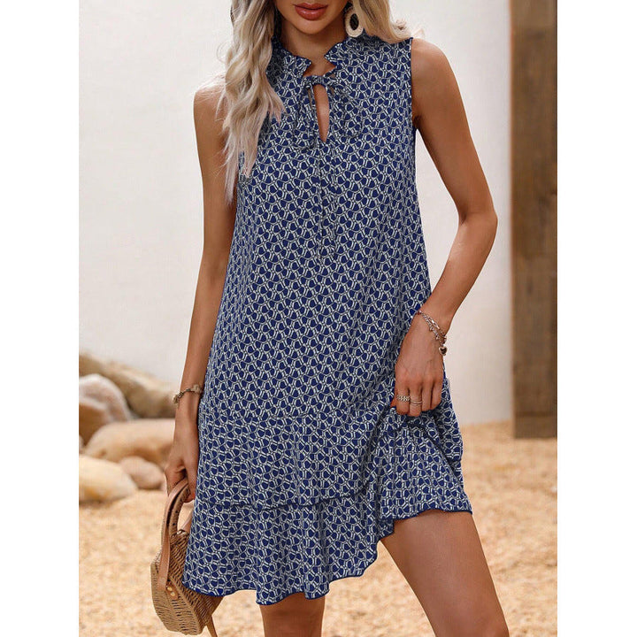 Damen Midikleid mit geometrischem Muster und Schleife als Ganzkörperansicht