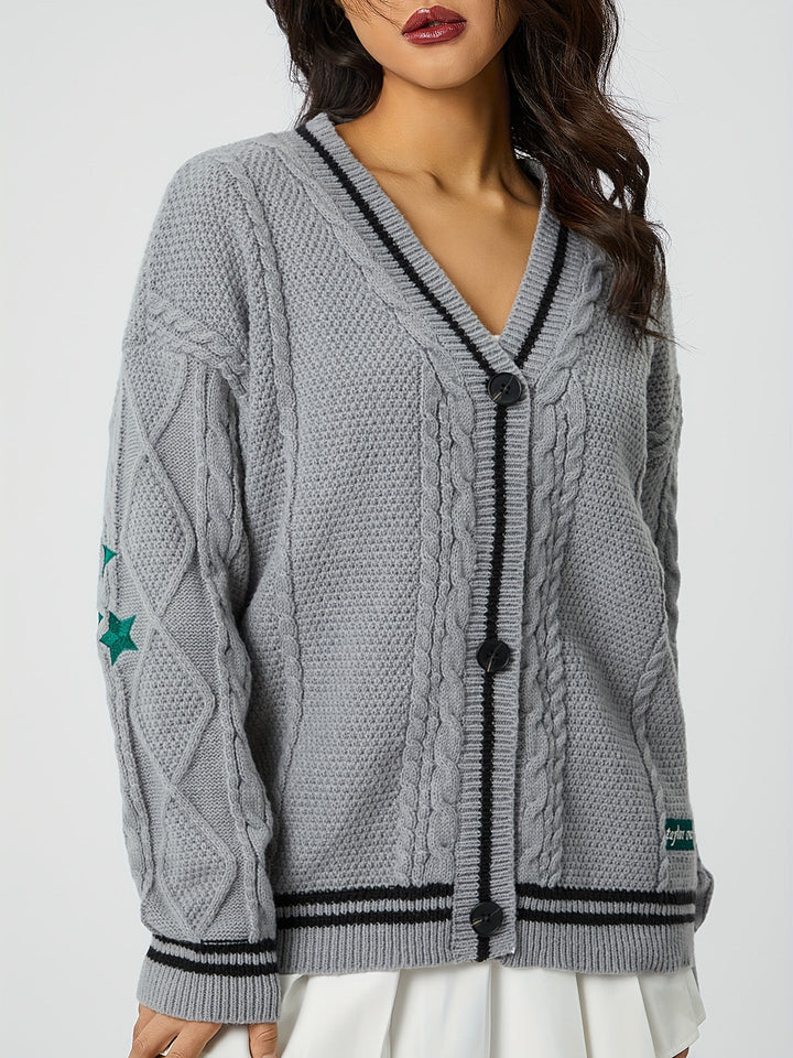 Detail des hochwertigen Zopfstricks am Oversized-Cardigan