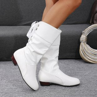 Paar elegante Damenstiefel mit Raffung und Blockabsatz
