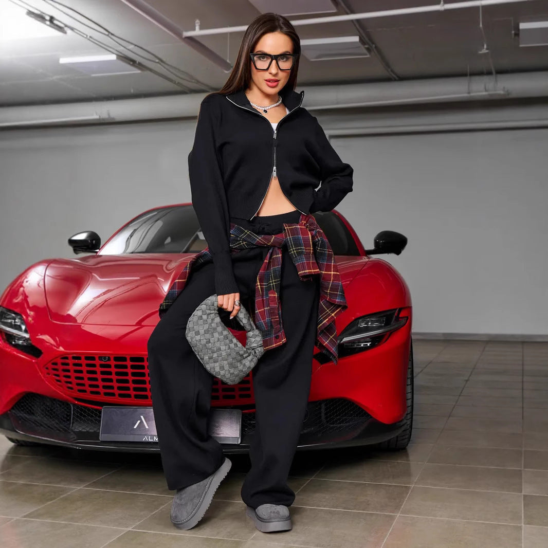 Kurzer Zip-Cardigan des Damen-Stricksets mit geschlossenem Reißverschluss
