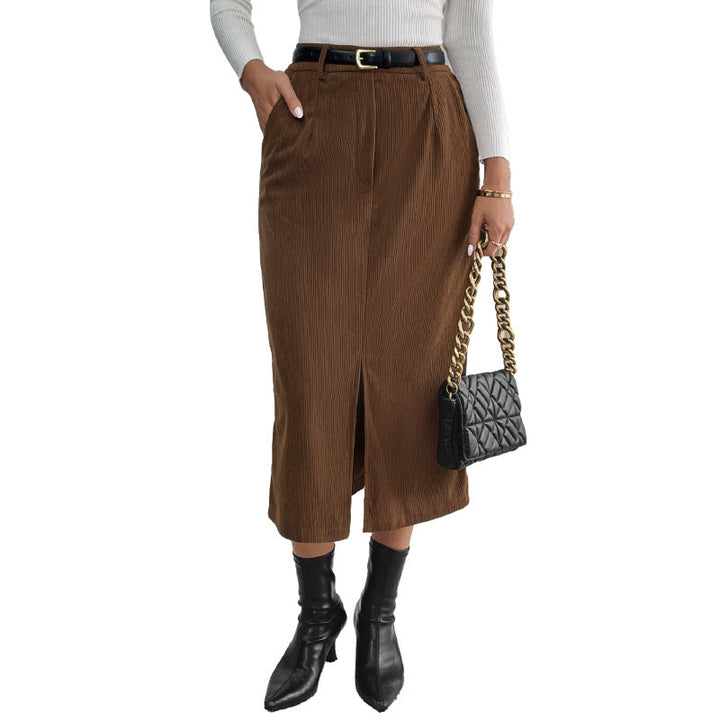 Mittiger Schlitz am Damen-Cord-Midirock