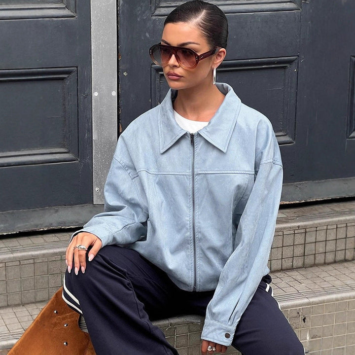 Nahaufnahme des klassischen Kragens der Damen-Kunstlederjacke