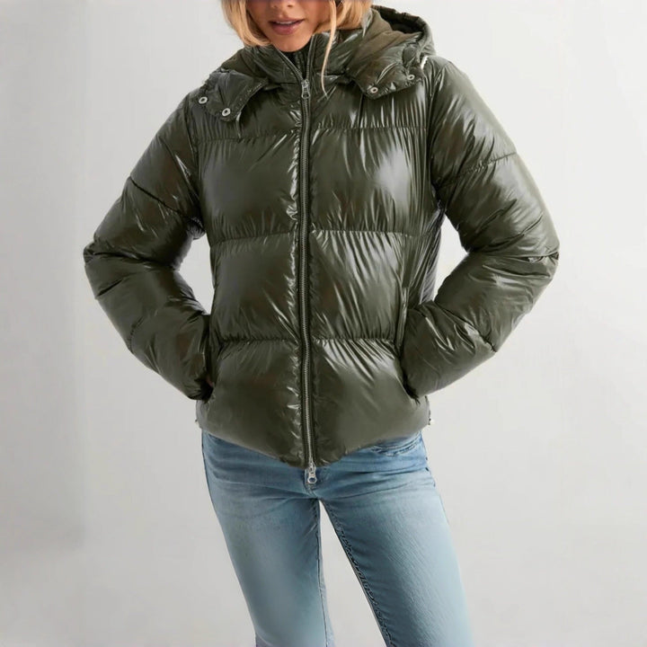 Glänzende Damen-Daunenjacke mit Kapuze in der Vorderansicht