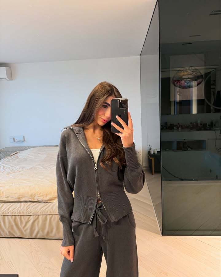 Rückansicht des zweiteiligen Damen-Outfits mit Cardigan und weiter Hose