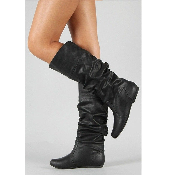 Damenstiefel aus Kunstleder kombiniert zu einem modischen Outfit
