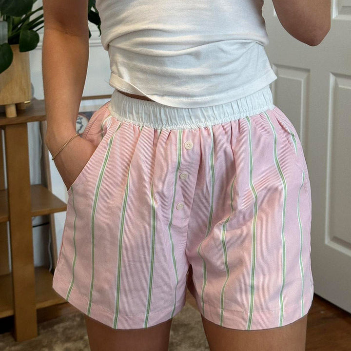 Damen Shorts mit gestreiftem Colorblock-Design von vorne gezeigt