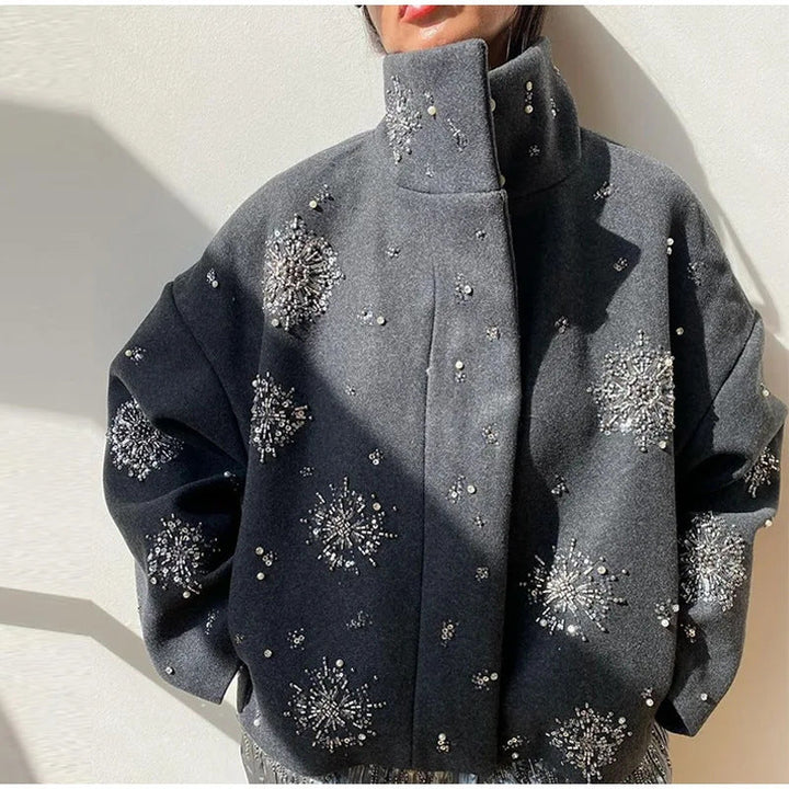 Rückansicht der eleganten Damen-Paillettenjacke im Oversize-Schnitt