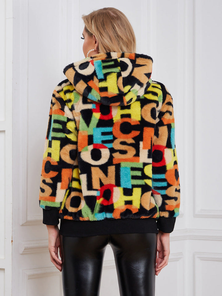 Damenjacke mit flauschiger Oberfläche und buntem Farbdesign