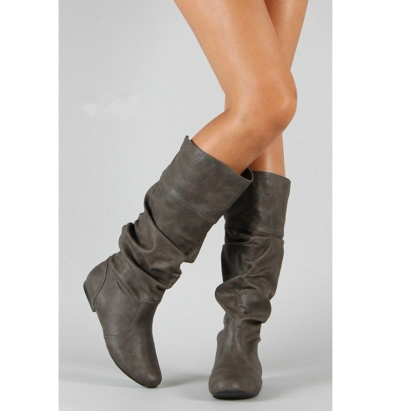 Seitenansicht der kniehohen Damenstiefel mit weichem Schaft