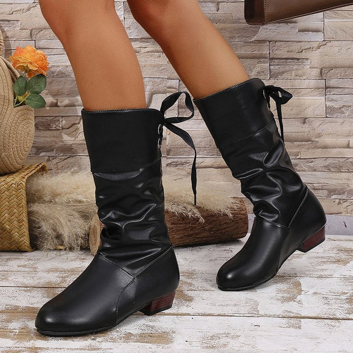 Nahaufnahme der Raffung am Schaft der Damenstiefel