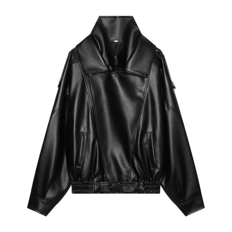 Damen-Kunstlederjacke in Seitenansicht mit markanter Silhouette