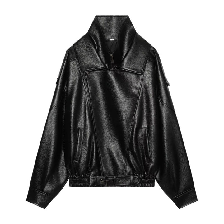 Damen-Kunstlederjacke in Seitenansicht mit markanter Silhouette
