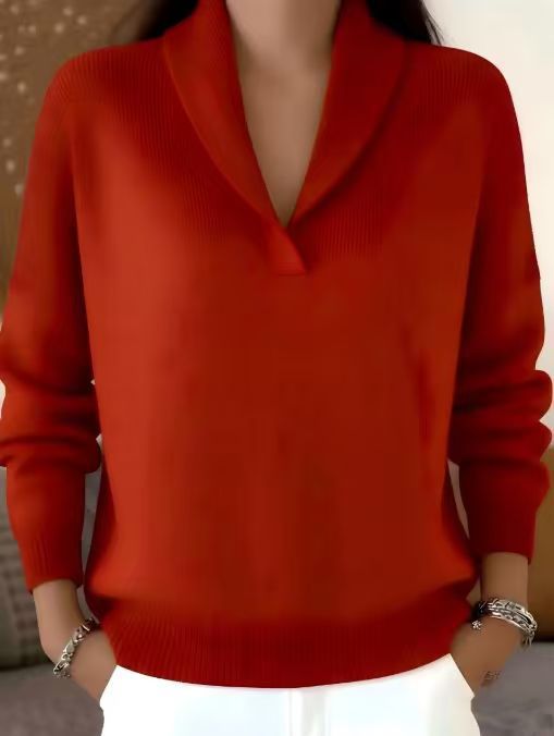 Detailaufnahme des V-Ausschnitts am Damen-Strickpullover