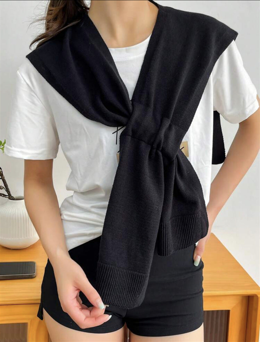 Nahaufnahme eines weichen Damen-Strickschals mit elegantem Knotendetail