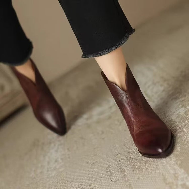 Detailansicht der spitzen Zehenpartie der Chelsea-Stiefelette