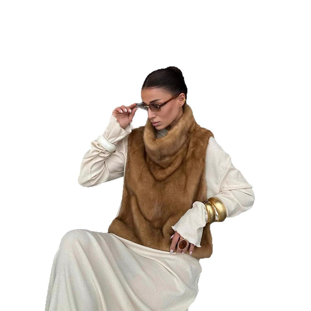Vielseitig gewickelter Kunstfellschal als stilvolles Winteraccessoire