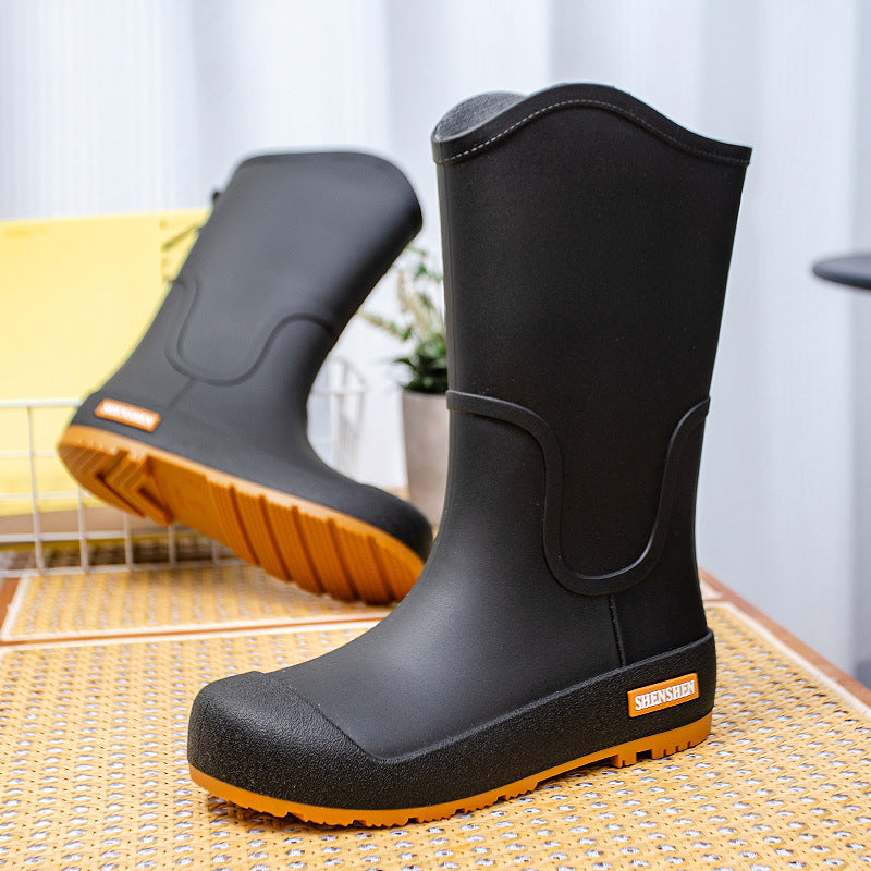 Mittelhohe wasserdichte Gummistiefel für Damen in seitlicher Ansicht