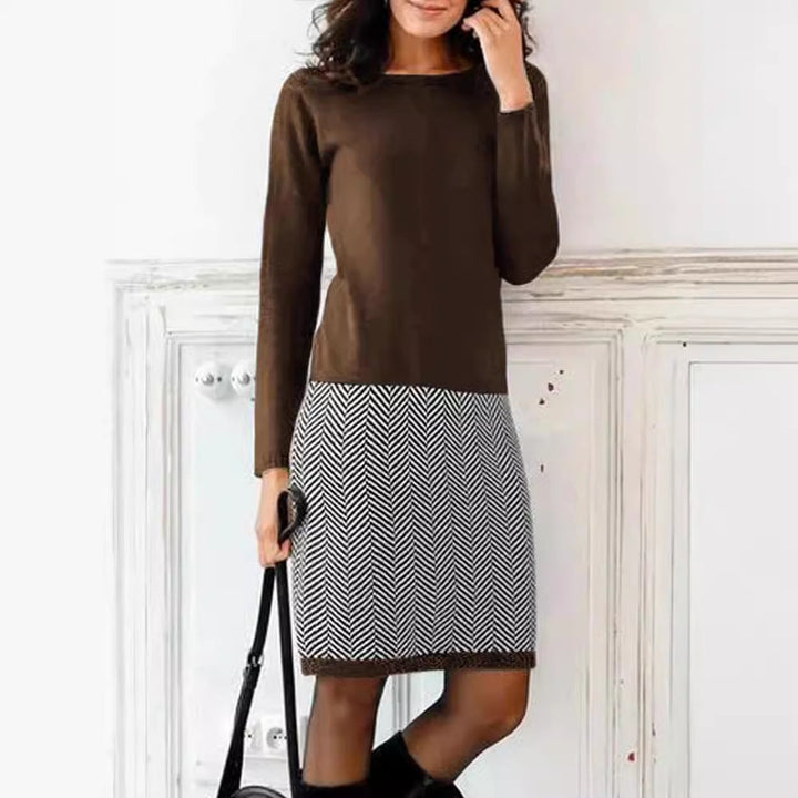 Oberer Bereich des Damen-Strickkleids mit Chevron-Muster
