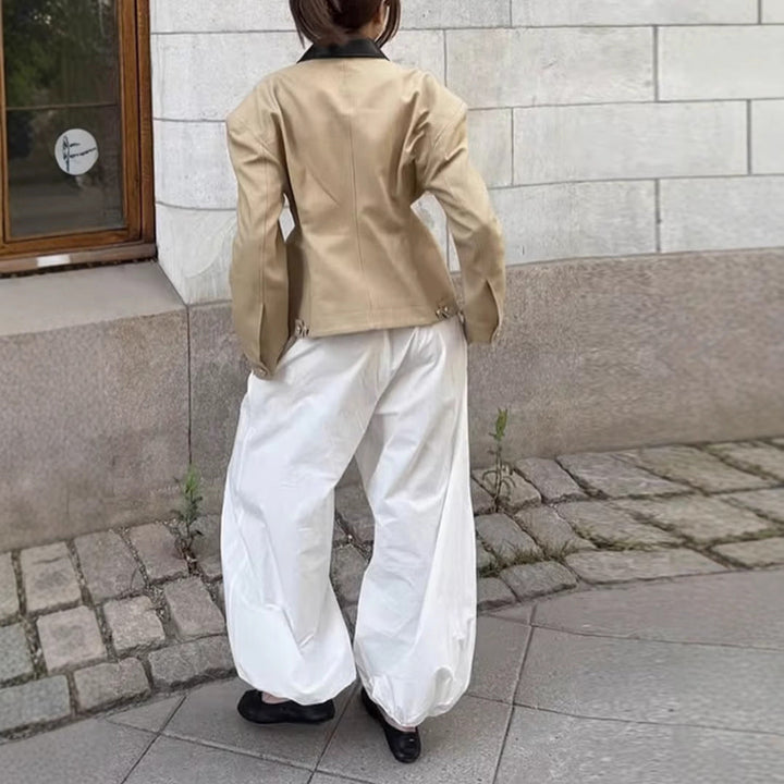 Minimalistische Taschen an der Damen-Steppjacke