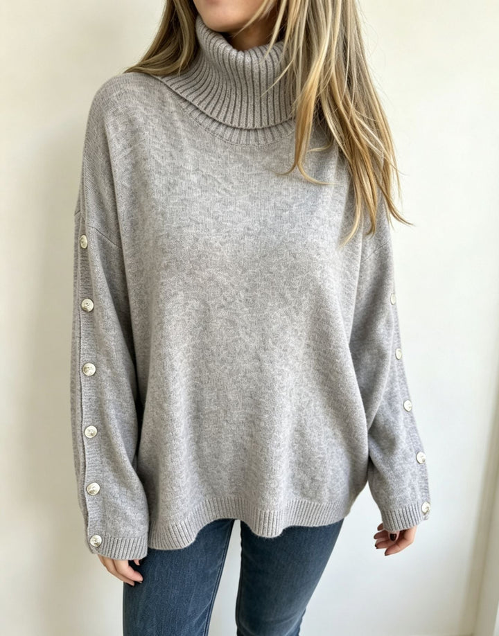 Damenpullover mit markanten Knopfdetails am Kragen