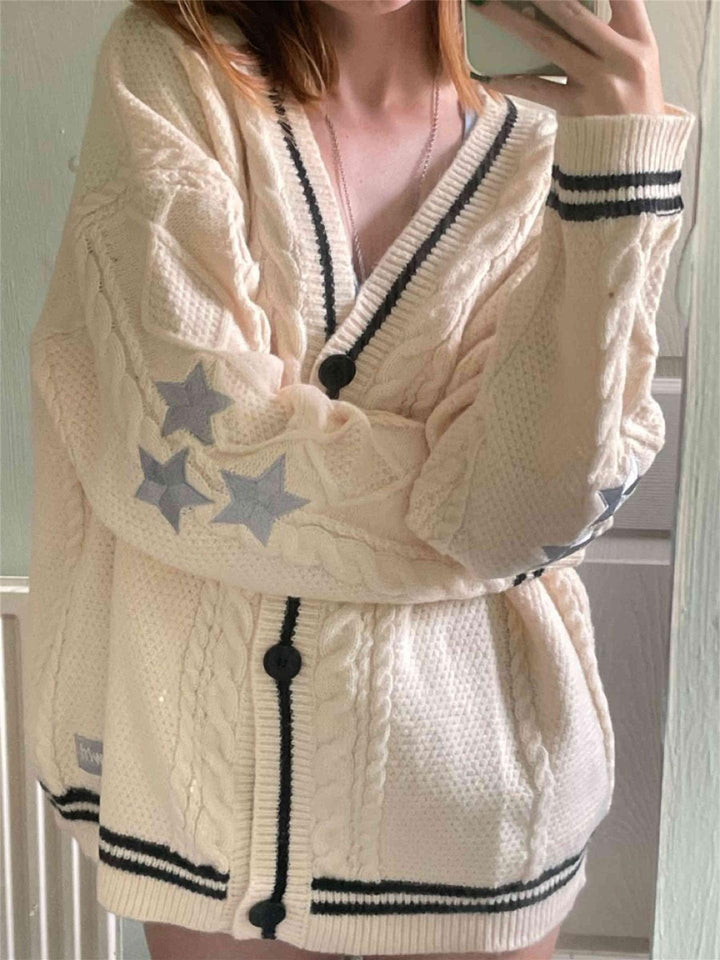 V-Ausschnitt und Schulterpartie der Damen-Strickjacke