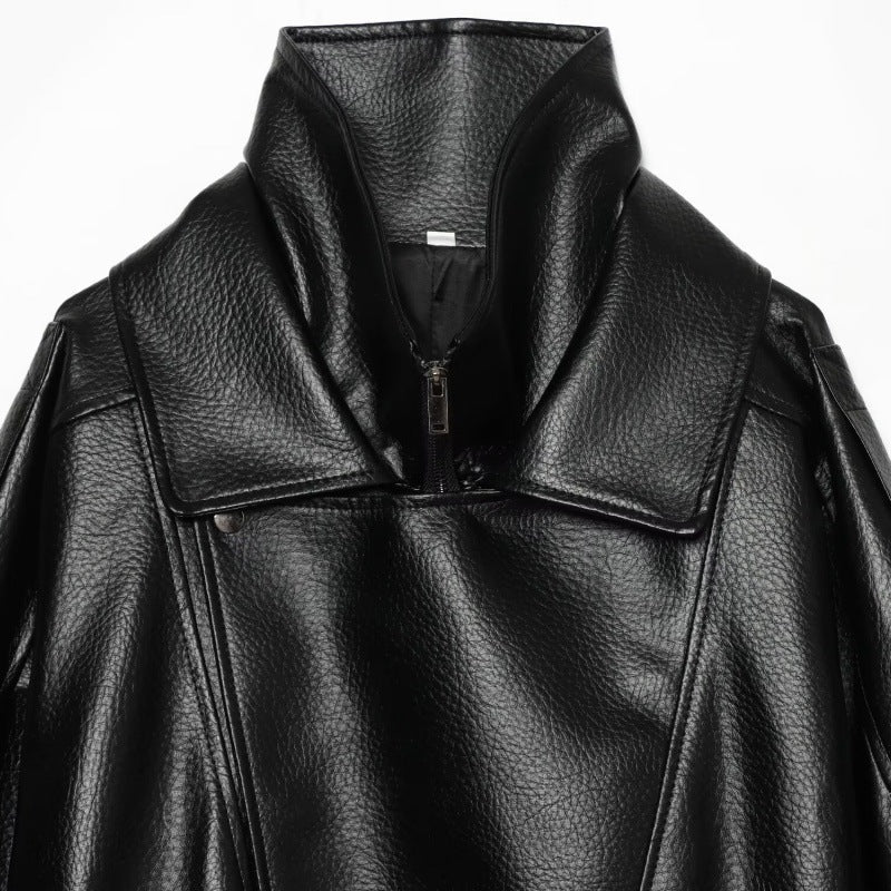 Detailansicht des Stehkragens an der Damen-Kunstlederjacke