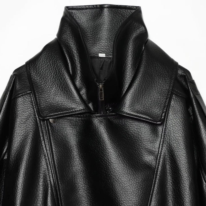 Detailansicht des Stehkragens an der Damen-Kunstlederjacke
