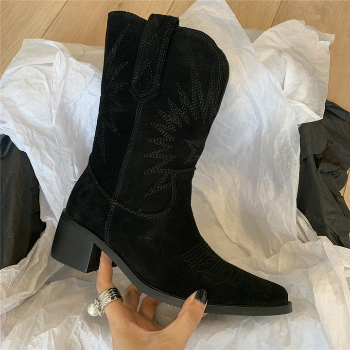 Ansicht des mittelhohen Blockabsatzes an einem Damen-Westernstiefel