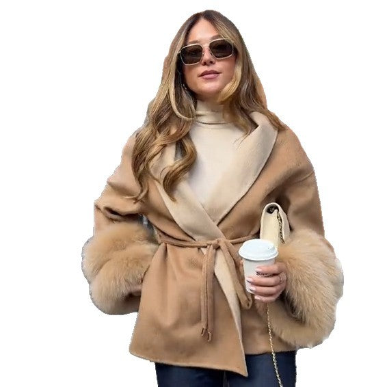 Damen-Kurzjacke mit markanter Taille und luxuriöser Fellverzierung