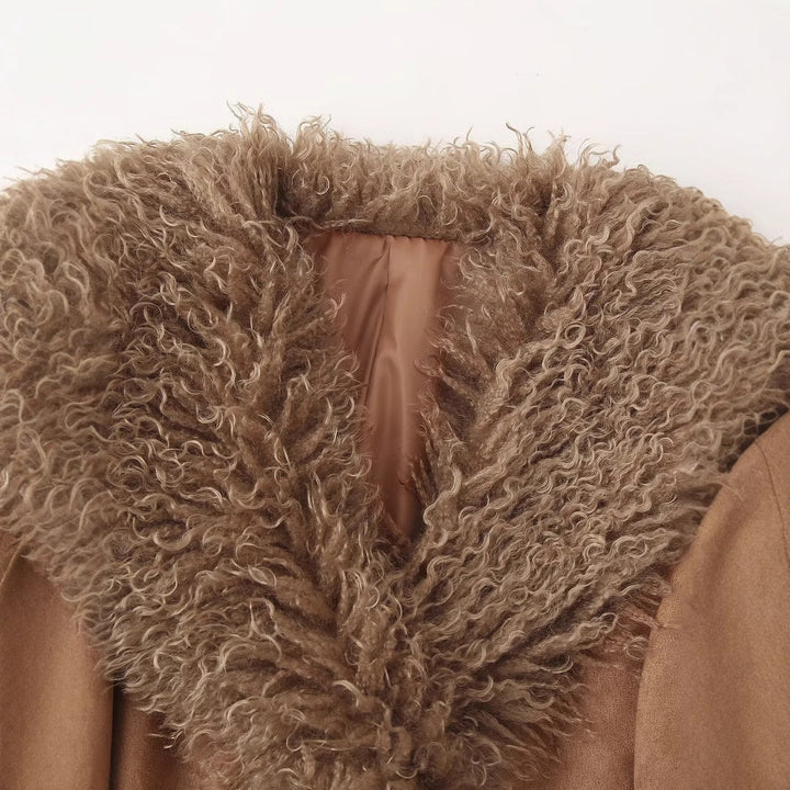 Damen-Teddyjacke als stilvoller und warmer Alltagslook