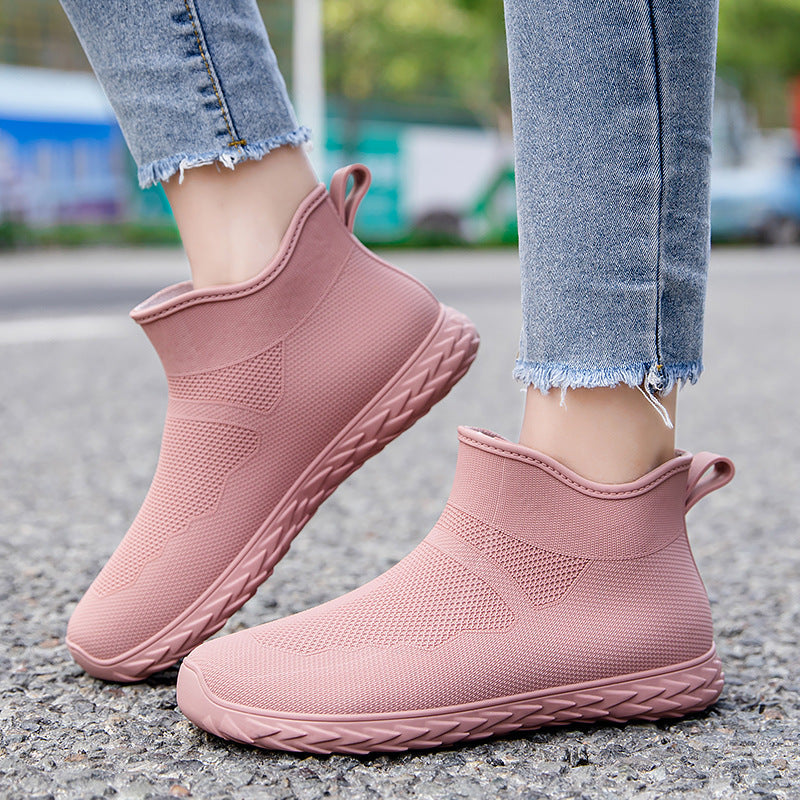 Wasserfeste Gummistiefel für Damen bei regnerischem Wetter