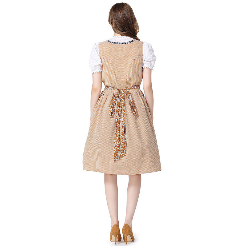 Blumenschürze als Detail des traditionellen Damen-Dirndls
