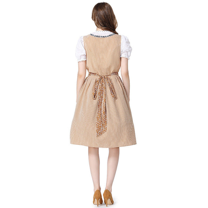 Blumenschürze als Detail des traditionellen Damen-Dirndls