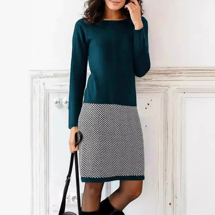 Unterer Bereich des Damen-Strickkleids mit Chevron-Muster