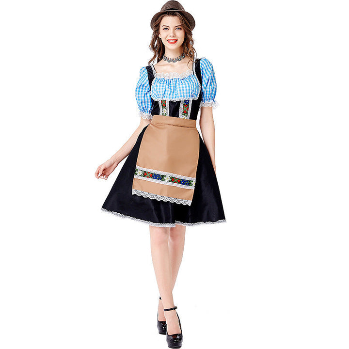 Detailansicht der Carmenbluse am Damen Dirndl-Kostüm