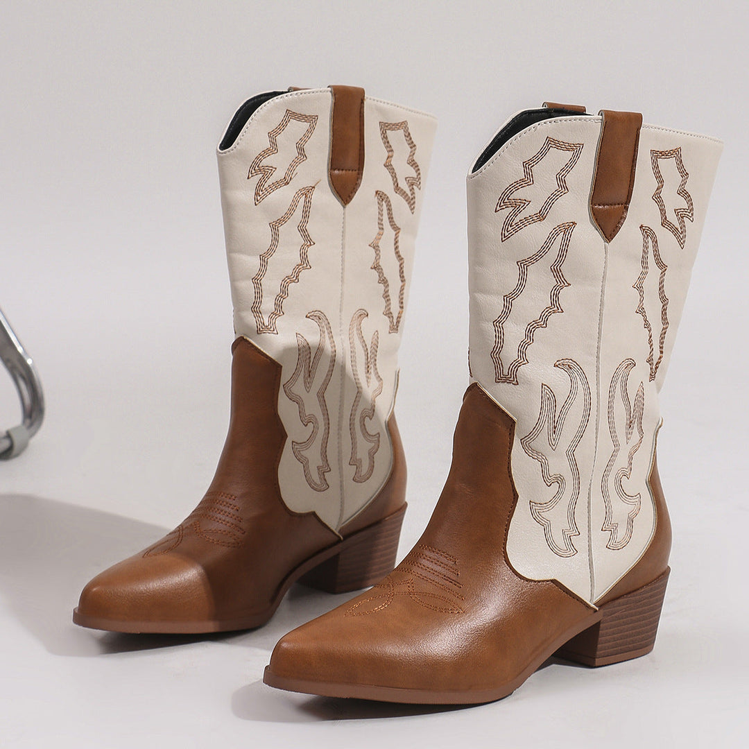Nahaufnahme der dekorativen Stickerei am Cowboystiefel