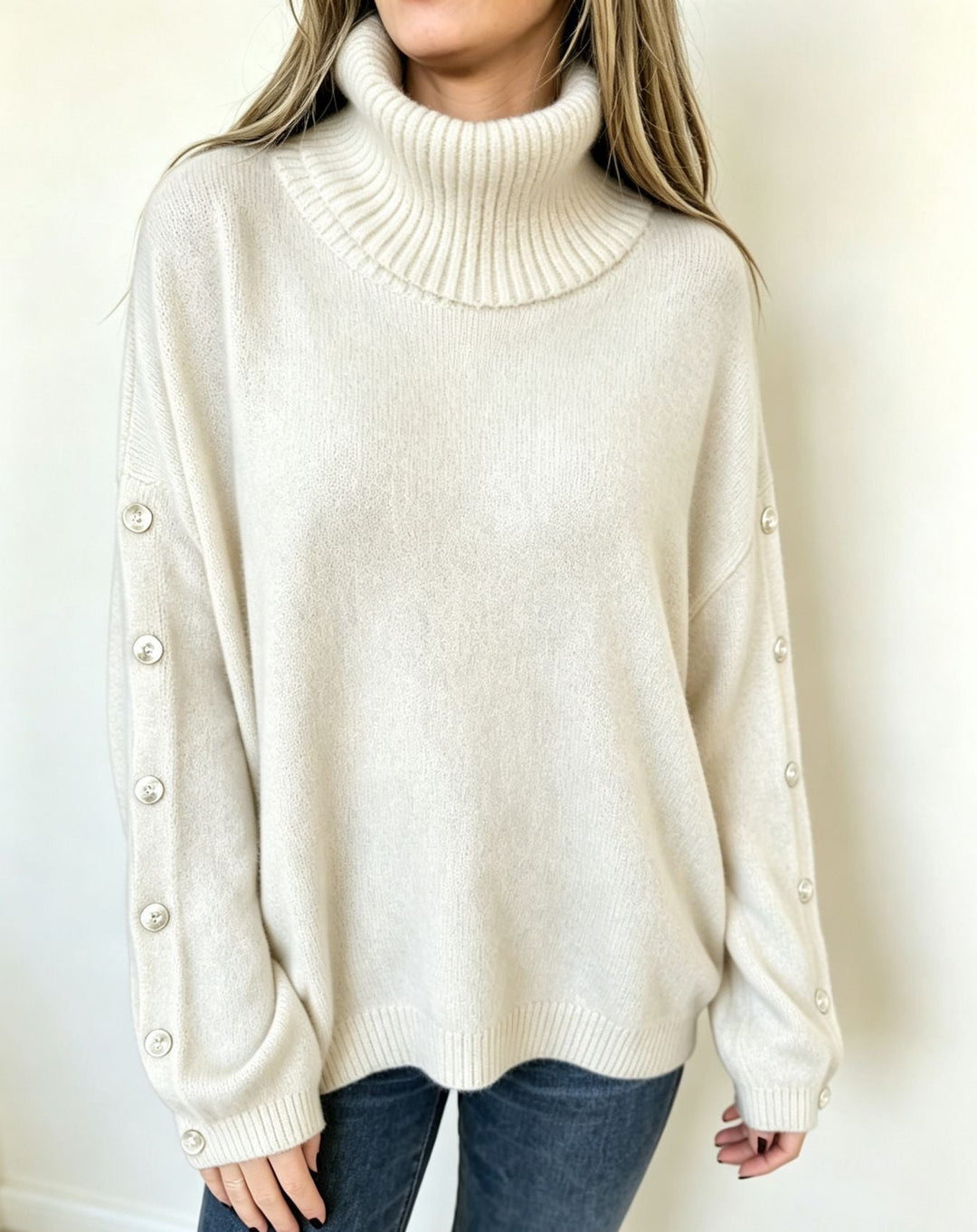 Rückansicht des Damen Oversize Pullovers mit hohem Kragen
