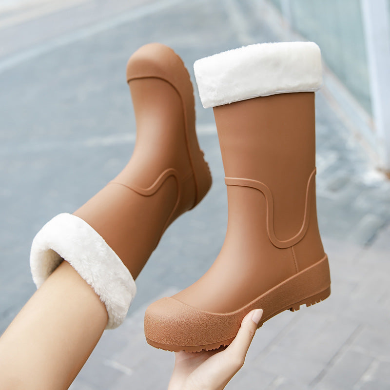 Profilsohle der wasserdichten Damen-Gummistiefel aus der Nahaufnahme