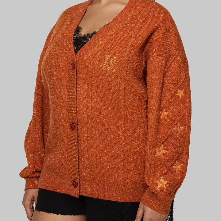 Nahaufnahme der groben Strickstruktur des Damen-Cardigans