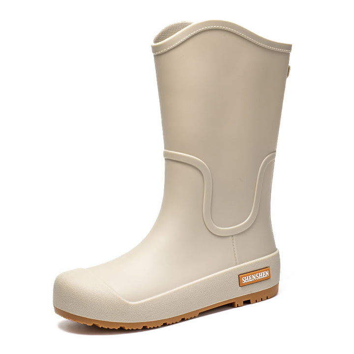 Paar mittelhohe Gummistiefel für regnerische Tage