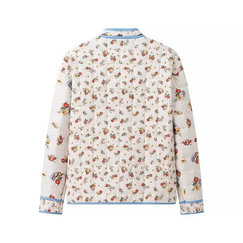 Detailansicht der floralen Stickerei auf der Damen-Steppjacke