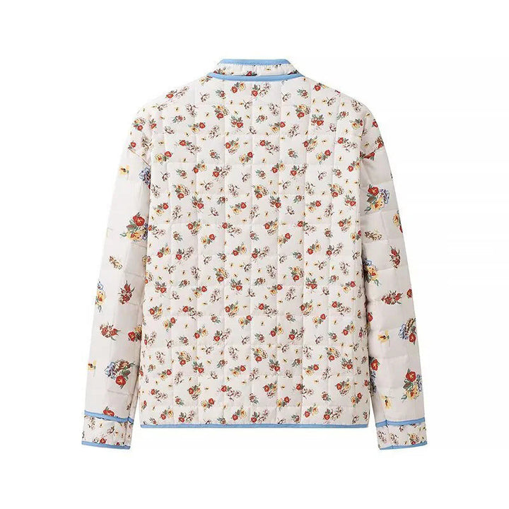 Detailansicht der floralen Stickerei auf der Damen-Steppjacke
