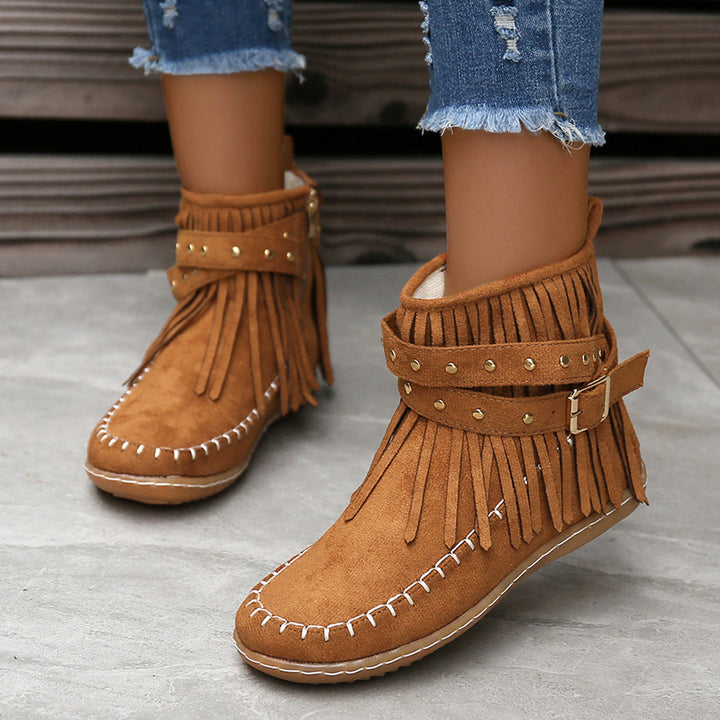 Damen-Fransenstiefel aus weichem Wildleder mit dekorativem Riemen in Seitenansicht