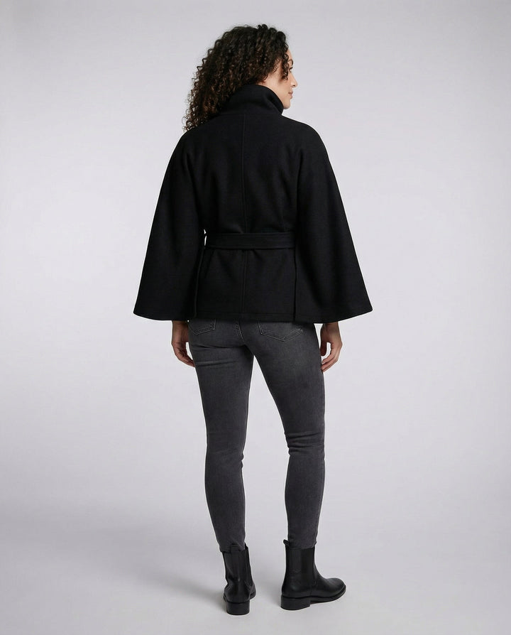 Detailansicht des Stehkragens an der Damen-Wickeljacke