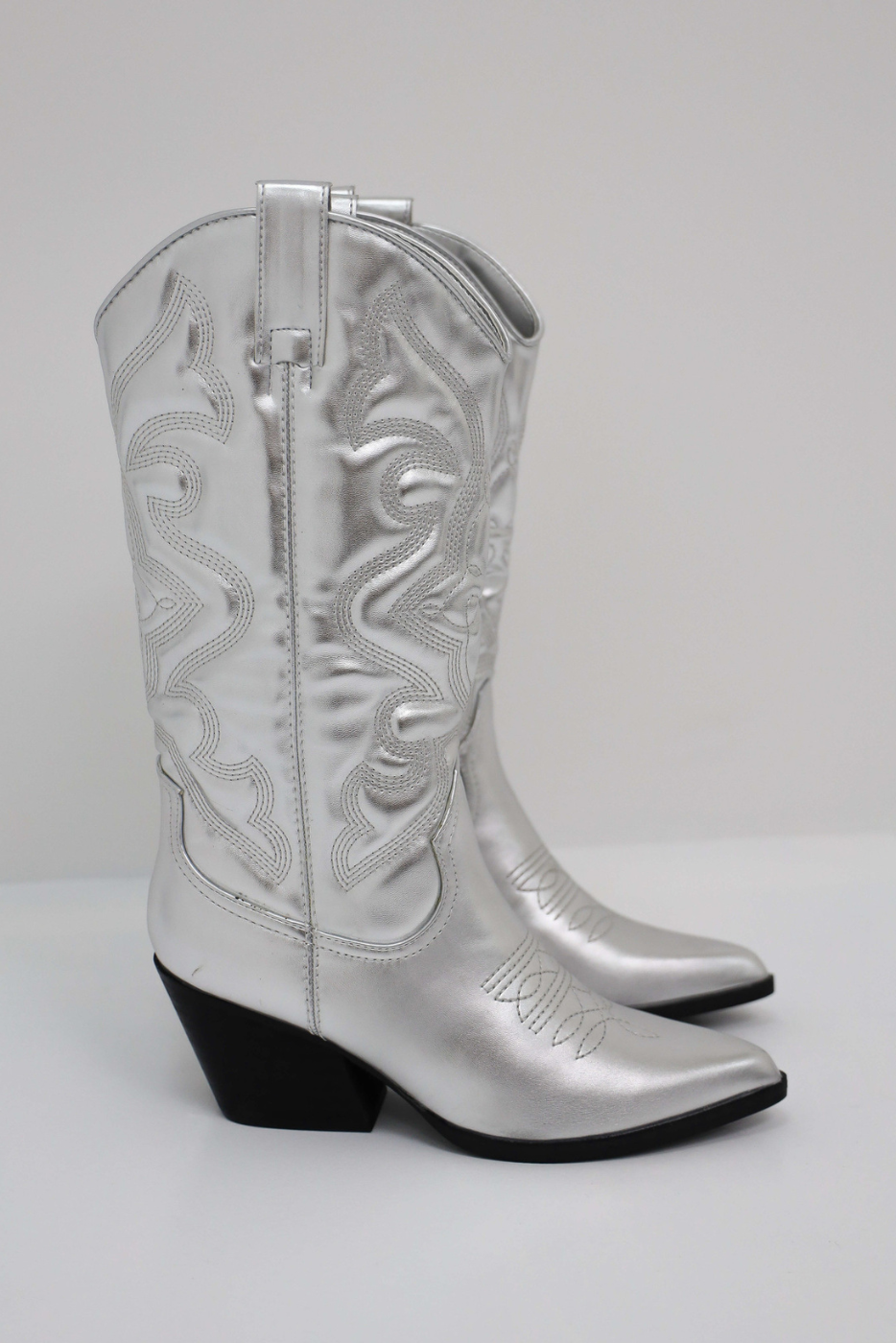 Braune Damen-Westernstiefel aus robustem Kunstleder in der Detailansicht
