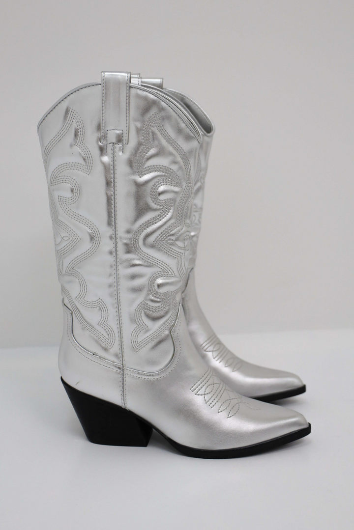 Braune Damen-Westernstiefel aus robustem Kunstleder in der Detailansicht
