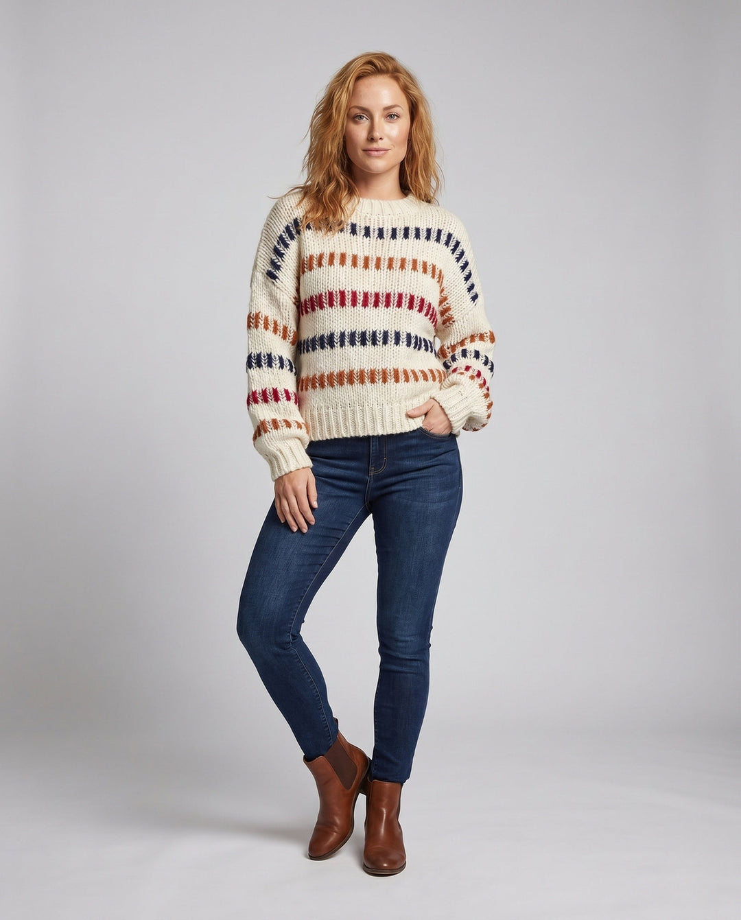 Damen-Strickpullover mit bunten Streifen auf neutralem Hintergrund